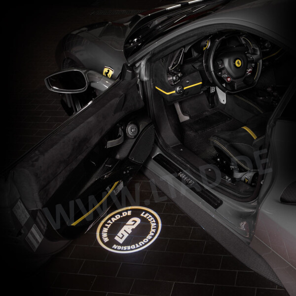 Einstiegsbeleuchtung mit eigenem Logo für Ferrari 296 (Bj. 2021-2025)