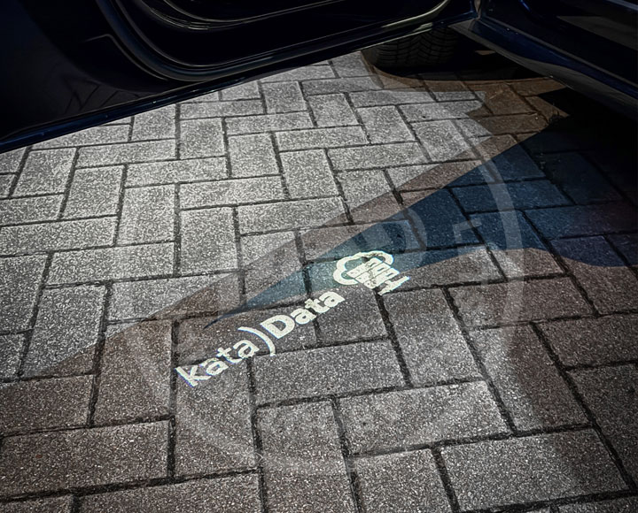 Projektion der LTAD Einstiegsbeleuchtung auf Asphalt